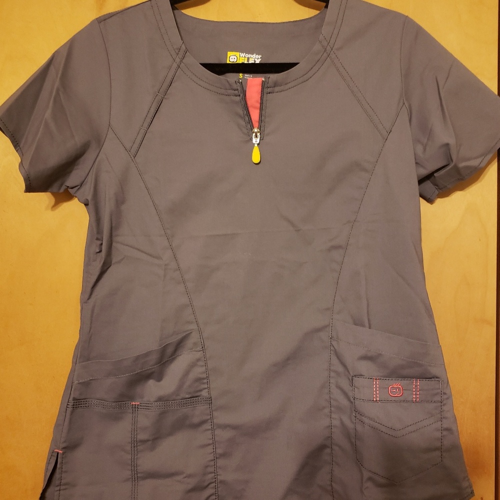 Wonderwink flex scrub top